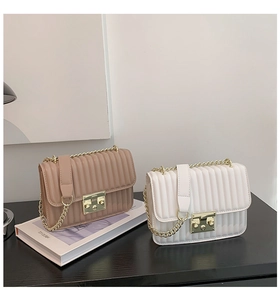 Detailansicht der beige-weißen Stepptaschen mit goldener Kette und Metal-Verschluss