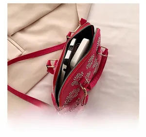Détail de l'intérieur du sac rose montrant la capacité pour téléphone et batterie