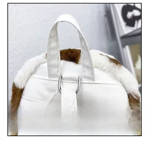 Détail de la bordure en peluche et de la poignée en cuir du sac à dos Harajuku