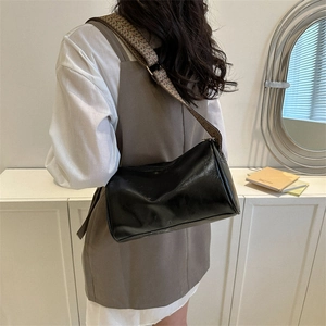 Borsa baguette retrò nera da donna con ampia tracolla a stampa geometrica dai colori vivaci