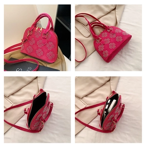 Détails du sac coquillage en daim rose avec motifs de rivets et intérieur spacieux