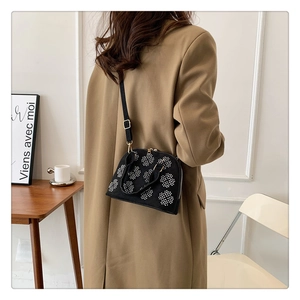 Sac coquillage chic en velours noir à pois blancs avec bandoulière réglable