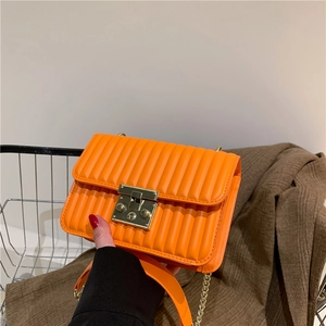 Damen Gesteppte PU Leder Schultertasche Vertikale Falten Crossbody Kleine Quadratische Tasche Mit Metallschloss Kettengurt Messenger Tasche