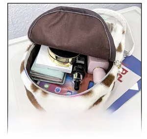 Détail de l'intérieur du sac à dos en peluche vache montrant la grande capacité de stockage