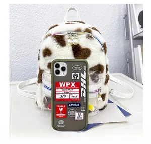 Détail du mini sac à dos en peluche à motif vache avec perle et poche transparente sur le devant