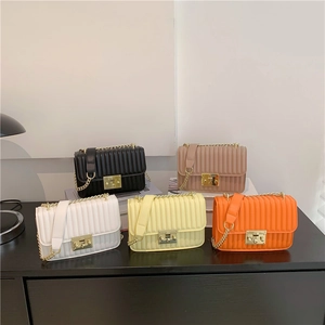 Minimalistische Kettentaschen-Kollektion in fünf Farben mit vertikalem Plissee-Muster