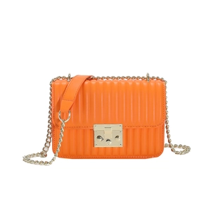 Minimalistische leuchtend orange gesteppte Umhängetasche mit Goldkette und Metallverschluss