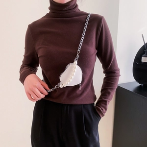 Sac bandoulière blanc en forme de cœur avec perles décoratives et bandoulière chaîne