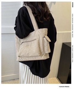 Détail du sac fourre-tout en velours côtelé beige avec poche latérale sur modèle