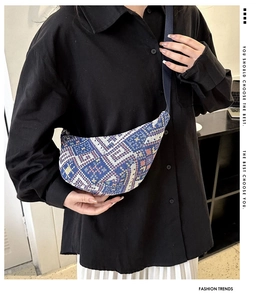Gros plan sur le sac croissant tissé ethnique géométrique avec bandoulière bleue