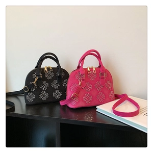 Détails des mini sacs en daim noir et rose avec des motifs de clous argentés
