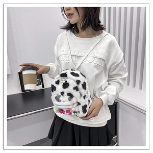 Détail du mini sac à dos en peluche imprimé vache avec poche transparente et perles