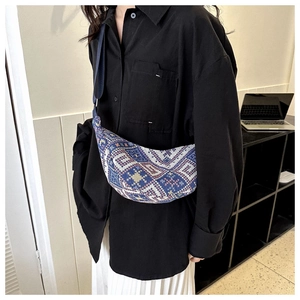 Détail du sac bandoulière bohème en jacquard avec motifs géométriques et bandoulière large