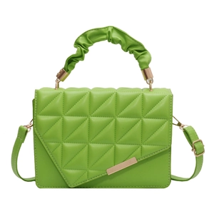 Sac à main vert vif avec matelassage géométrique et poignée plissée nuage