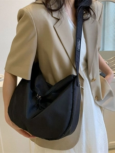 Sac à bandoulière noir en tissu Oxford avec large sangle et design plissé élégant