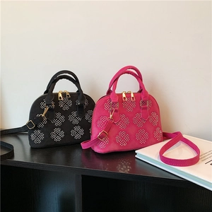 Mini sacs à main en forme de coquillage noirs et rose fuchsia avec rivets en métal