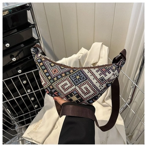 Gros plan du sac en toile bohème avec des motifs géométriques colorés et une fermeture éclair