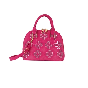 Sac à main rose fuchsia tendance avec motifs cloutés argentés et détails dorés chic
