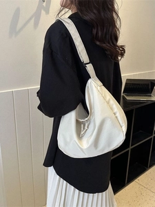 Sac demi-lune en tissu Oxford blanc cassé avec bandoulière large réglable et fermeture éclair