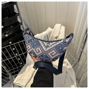 Détail du tissage ethnique et de la fermeture éclair de ce grand sac hobo en toile