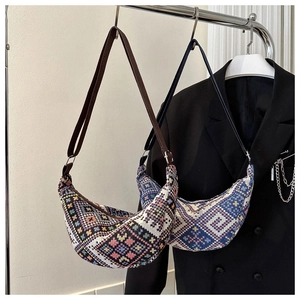 Détail de la texture tissée géométrique bohème sur de grands sacs cabas en toile