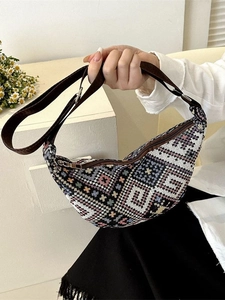 Sac croissant tissé ethnique aux motifs géométriques colorés et bandoulière marron