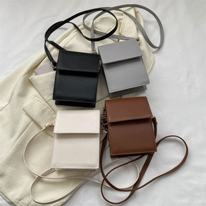 Sacs bandoulière minimalistes en cuir PU en quatre couleurs sur fond élégant chic