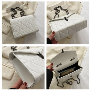 Vues détaillées du sac à bandoulière matelassé blanc avec chaîne et rangement interne