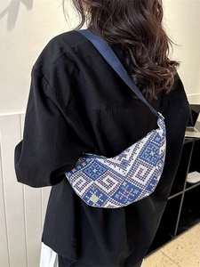 Sac bandoulière ethnique en forme de lune avec motif jacquard géométrique bleu pour femme