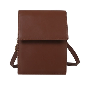 Sac bandoulière minimaliste en cuir marron foncé avec rabat et sangle réglable