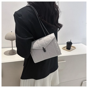 Sac bandoulière matelassé avec chaîne en métal et fermoir rotatif en décor de style
