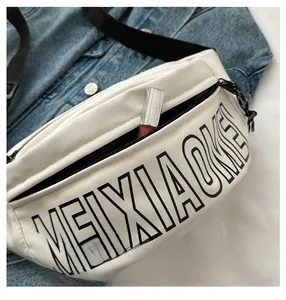Detail der vorderen Reißverschlusstasche an der weißen Streetstyle-Umhängetasche
