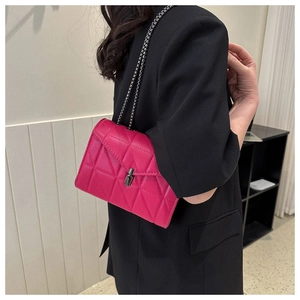 Détail du sac matelassé fuchsia avec bandoulière chaîne et grand motif losanges