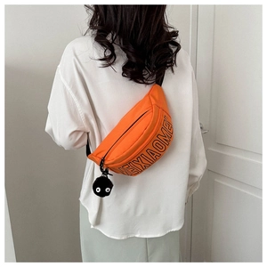 Rückansicht eines Modells mit der orangefarbenen Oxford-Brusttasche mit Buchstabendruck