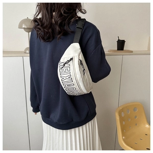 Detailansicht der weißen Crossbody Brusttasche mit MEIXIAOME-Aufdruck und Gurt