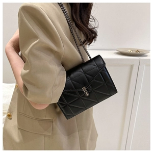 Gros plan sur le sac à chaîne matelassé noir avec texture en cuir synthétique et chaîne