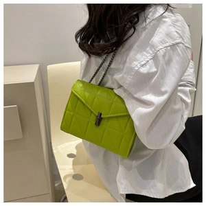 Sac bandoulière matelassé vert citron avec chaîne en métal noir et fermoir rotatif