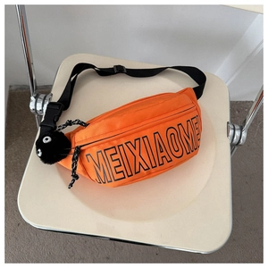 Detailansicht orange Oxford-Brusttasche mit MEIXIAOMEI Schriftzug und Plüsch-Anhänger