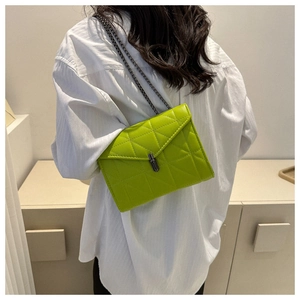 Détail du petit sac à bandoulière matelassé vert fluo avec fermoir métallique