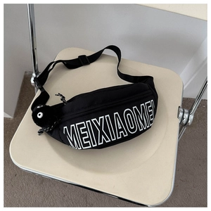 Schwarze Brusttasche aus Nylon mit weißem Textdruck und flauschigem Kohlemännchen