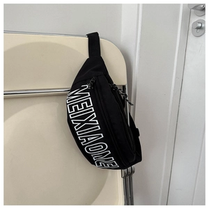 Detail der schwarzen Oxford-Brusttasche mit MEIXIAOMEI-Schriftzug und Doppelzipper