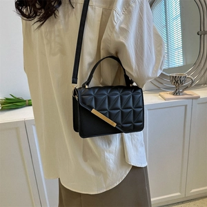 Elegante borsa a tracolla trapuntata nera con dettagli dorati e manico versatile
