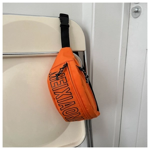 Detailansicht einer hellorangen Umhängetasche mit schwarzem MEIXIAOMEI-Buchstabenaufdruck