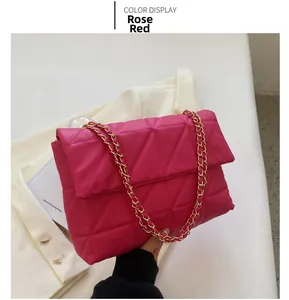 Dettaglio borsa trapuntata rosso rosa in ecopelle con catena dorata e patta classica