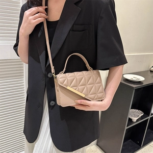 Elegante borsa a tracolla trapuntata beige con motivo a rombi e chiusura in metallo oro