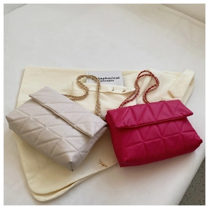 Borse con patta trapuntata beige e rosa con tracolla a catena e motivo a rombi