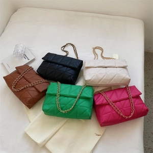 Cinque borse a tracolla trapuntate con catene dorate in marrone nero beige e verde