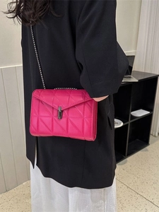 Sac à chaîne matelassé rose fuchsia pour femme avec fermoir rotatif en métal noir chic