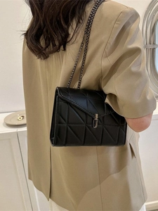 Sac à bandoulière matelassé noir avec chaîne et fermoir métallique pour femmes
