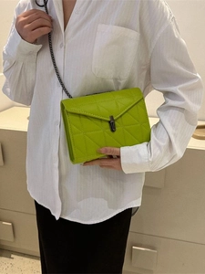 Chic sac bandoulière vert matelassé avec chaîne élégante et fermoir en métal femme